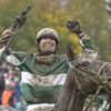 Jan Kratochvíl s koněm No Time To Lose, vítězi Velké pardubické 2017