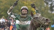 Jan Kratochvíl a No Time To Lose v cíli Velké Pardubické. Oba slaví premiérový titul na nejslavnějším tuzemském dostihu.