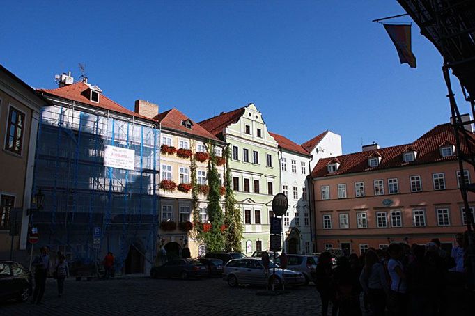 Domy naproti německé ambasády, kde si StB zřídila několik pozorovacích stanovišť vybavených i kamerami a fotoaparáty