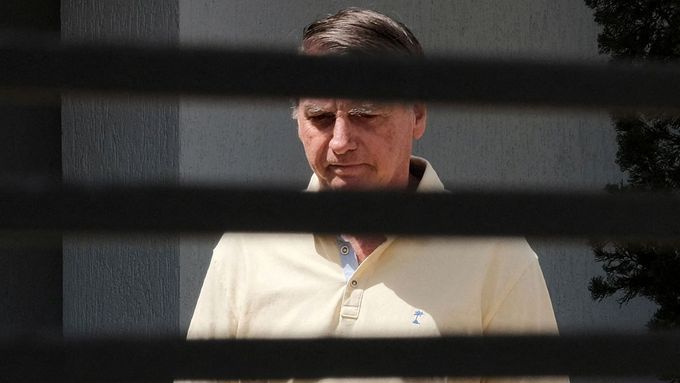 Sedmdesátiletý brazilský exprezident Jair Bolsonaro, který je v současné době v domácím vězení, obvinění z pokusu o puč odmítá a tvrdí, že je obětí politické perzekuce.