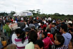 Na útěku kvůli Madurovi i potravinám. Z Venezuely už uprchlo do Kolumbie na 300 tisíc lidí