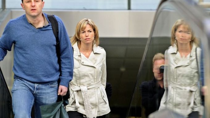 Kate and Gerry McCann, the parents of missing British girl Madeleine McCann, prepare to board the Eurostar at Saint Pancras Station in London April 9, 2008. The McCanns are due to speak at the European Parliament in Brussels on Thursday to help launch a new EU-wide helpline for missing children. REUTERS/Dylan Martinez (BRITAIN)