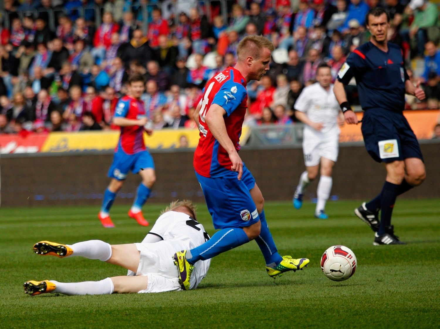 SL, Plzeň-Brno: David Limberský (8) - Aleš Schuster (22)