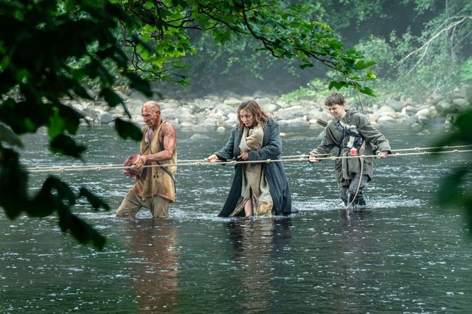 Ralph Fiennes v roli Dr. Kelsona, Jodie Comerová jako Isla a Alfie Williams coby Spike ve filmu 28 let poté.