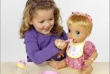 Už před třiceti lety se panenka Baby Alive od firmy Hasbro nechala krmit, teď svou spokojenost umí vyjádřit i mimikou v obličeji