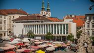 Po letech chátrání prošel rekonstrukcí bývalý Dům potravin na Zelném trhu - pozdně funkcionalistická budova v centru Brna (na starší fotografii).