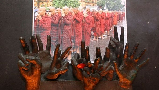 Památník 17. listopadu jako oltář. Do podloubí symbolizujícím sametovou revoluci přišli lidé vyjádřit podporu demonstracím buddhistických mnichů proti vojenské juntě v Barmě.