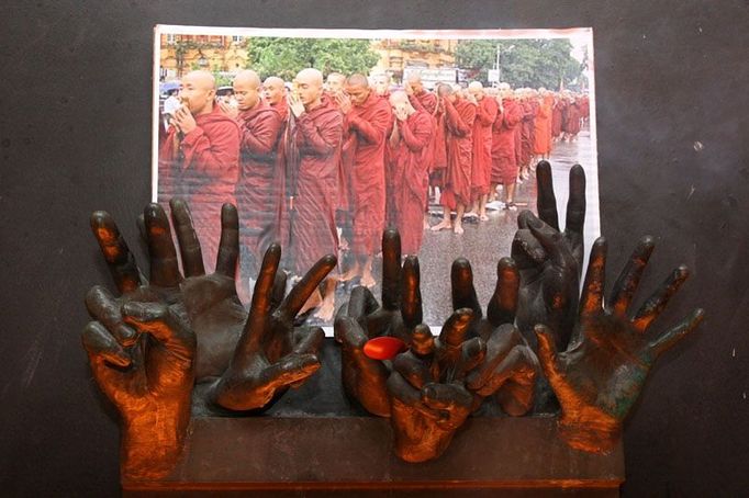 Památník 17. listopadu jako oltář. Do podloubí symbolizujícím sametovou revoluci přišli lidé vyjádřit podporu demonstracím buddhistických mnichů proti vojenské juntě v Barmě.