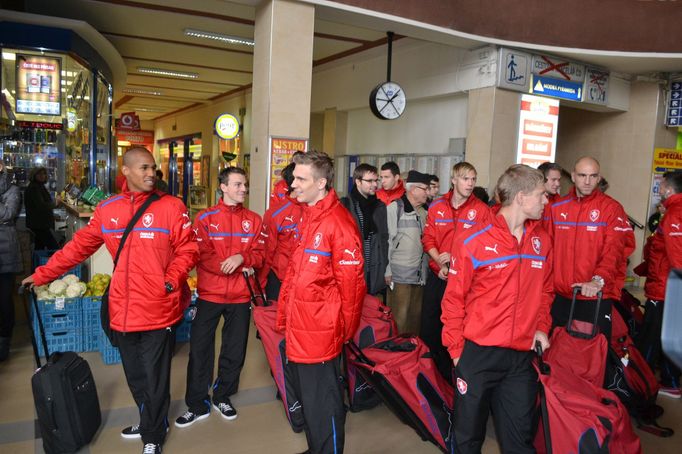 Čeští fotbaloví reprezentanti při příjezdu vlakem do Olomouce, kde se střetnou se Slováky.