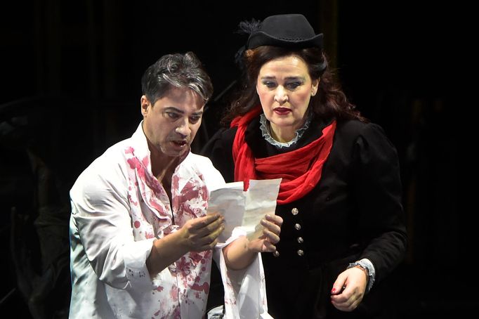 Paolo Lardizzone jako Mario Cavaradossi a Maida Hundelingová coby Floria Tosca.