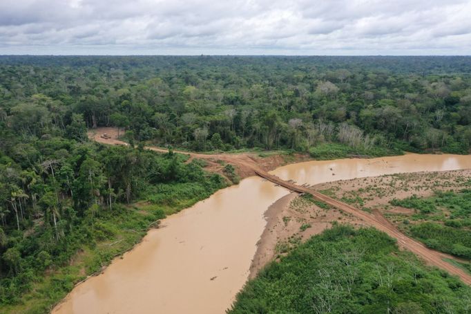 Nekontaktovaný kmen Mašco Piro z Amazonie opouští prales, pravděpodobně kvůli těžařům.