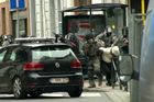 Belgická policie během razie, při níž byl v pátek 18. března 2016 zadržen Salah Abdeslam.