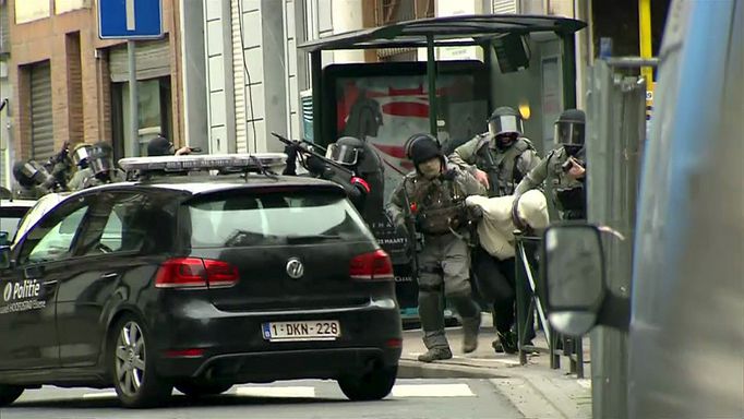 Belgická policie během razie, při níž byl v pátek 18. března 2016 zadržen Salah Abdeslam.