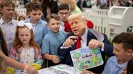 21. dubna 2025, Washington, D.C.: Trump barví vajíčka s dětmi při každoročním Easter Egg Roll na jižním trávníku u Bílého domu.