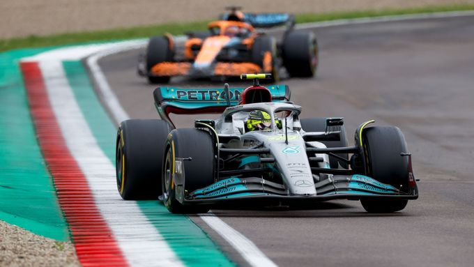 Lewis Hamilton s Mercedesem ve Velké ceně Emilie-Romagny F1 2022