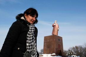 V Rumunsku vztyčili repliku sochy Lenina, zatímco originál leží opodál