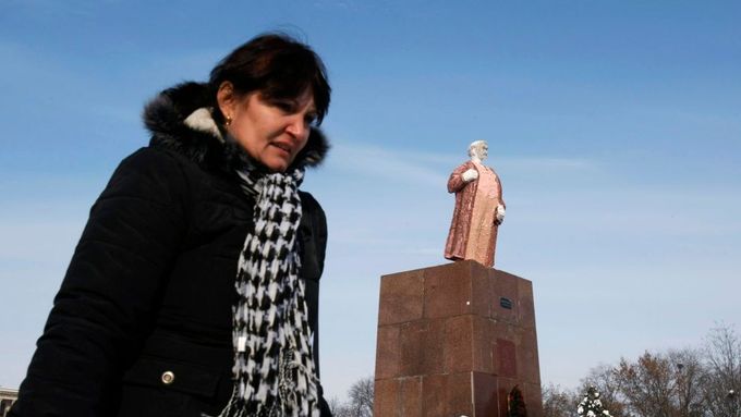 V Rumunsku vztyčili repliku sochy Lenina, zatímco originál leží opodál