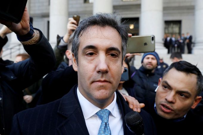 Michael Cohen odchází od soudu.