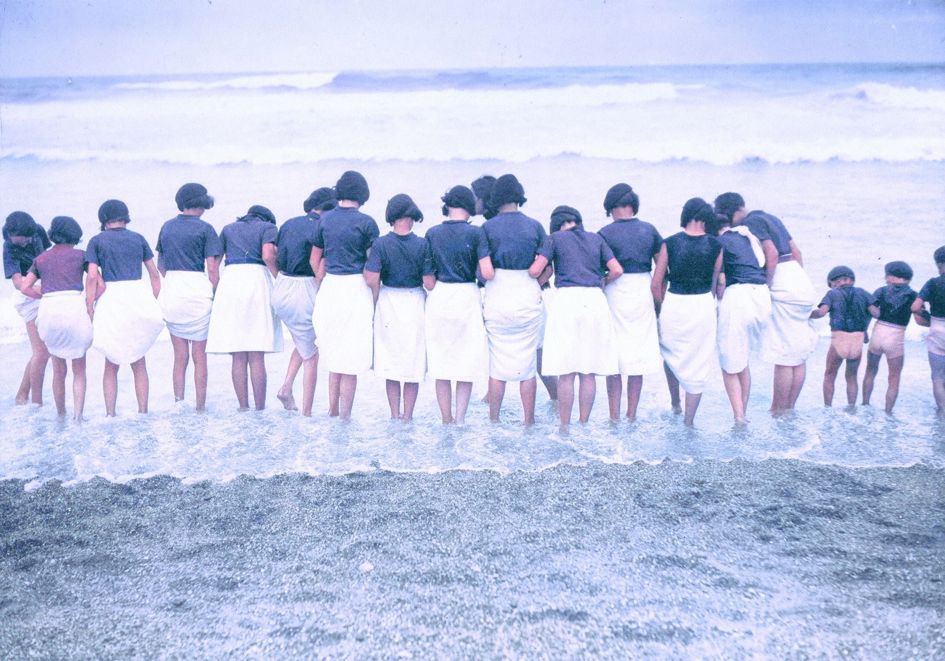 Jednorázové užití / Fotogalerie / Barvy, co vrátily život starým fotkám. Tentokrát na téma, jak se kdysi plážovalo.