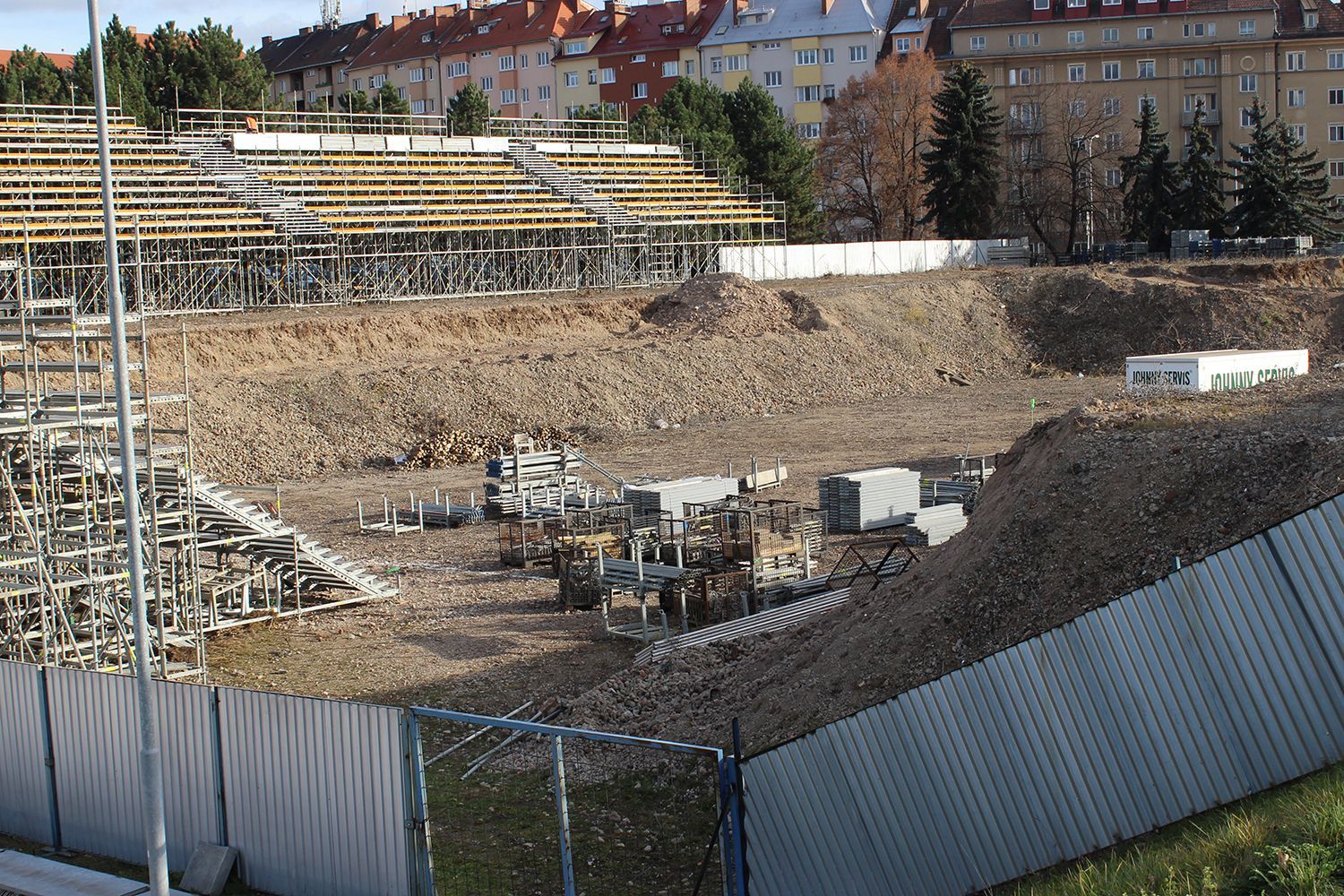 Za Lužánky se vrací hokej. Takhle rostou tribuny pro open air Komety