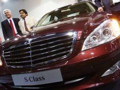 Šéf firmy Daimler Chrysler pro Indii představil nový model Mercedesu S-Class.