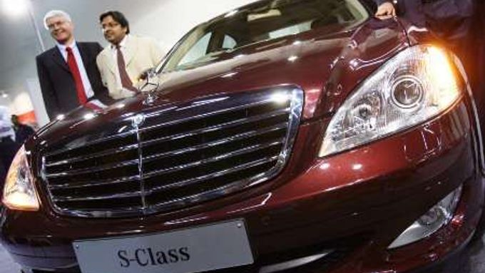 Šéf firmy Daimler Chrysler pro Indii představil nový model Mercedesu S-Class.