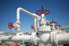 Zařízení na zpracování ropy a plynu s potrubními ventily.