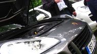 Nad majiteli robustních vozů Porsche Cayenne ohrnují někteří "pravověrní" členové klubu potají nos. Tento pán má pádnou odpověď: sníženou sportovní verzi s obsahem 4,8 litrů.