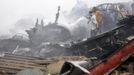 Emergency workers and volunteers hose down wreckage at the scene of a plane crash in Nigeria's commercial capital Lagos, June 3, 2012. A passenger plane carrying nearly 150 people crashed into a densely populated part of Lagos on Sunday, in what looked like a major disaster in Nigeria's commercial hub. There was no early word from airline or civil aviation authority officials in the West African country on casualties. REUTERS/Stringer (NIGERIA - Tags: DISASTER TRANSPORT TPX IMAGES OF THE DAY) QUALITY FROM SOURCE Published: Čer. 3, 2012, 6:39 odp.