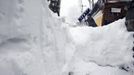 ¨ A woman works to clear snow from her sidewalk during a blizzard in Medford, Massachusetts February 9, 2013. A blizzard pummelled the Northeastern United States, killing at least one person, leaving hundreds of thousands without power and disrupting thousands of flights, media and officials said. REUTERS/Jessica Rinaldi (UNITED STATES - Tags: ENVIRONMENT) Published: Úno. 9, 2013, 3:13 odp.