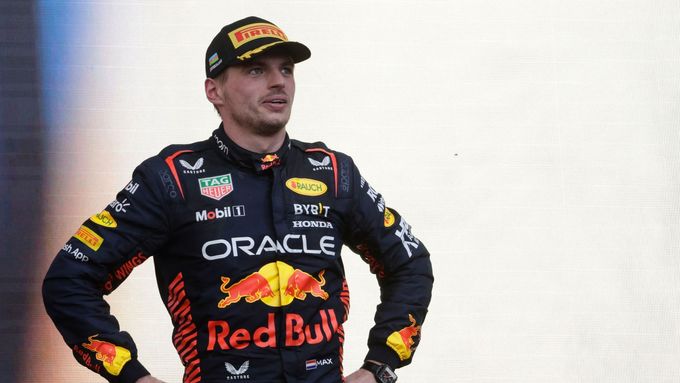 Pilot Red Bullu Max Verstappen v cíli GP Ázerbájdžánu F1 2023.