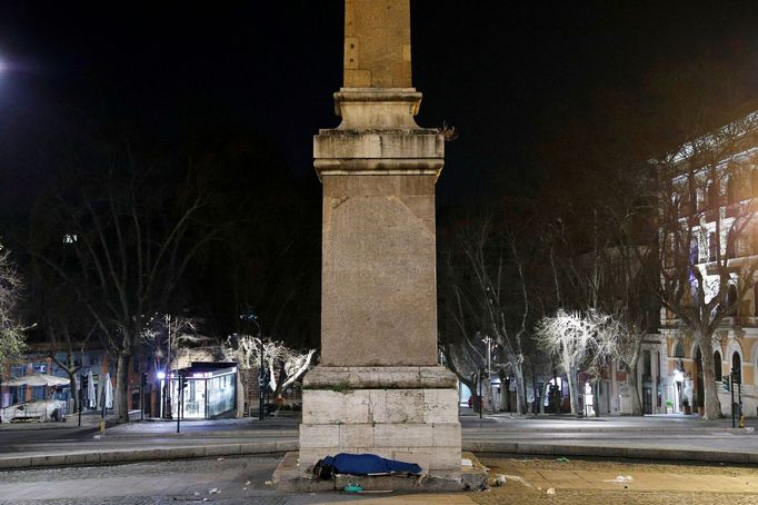 V Římě kvůli koronaviru strádají bezdomovci hladem. Pomáhá jim Červený kříž.