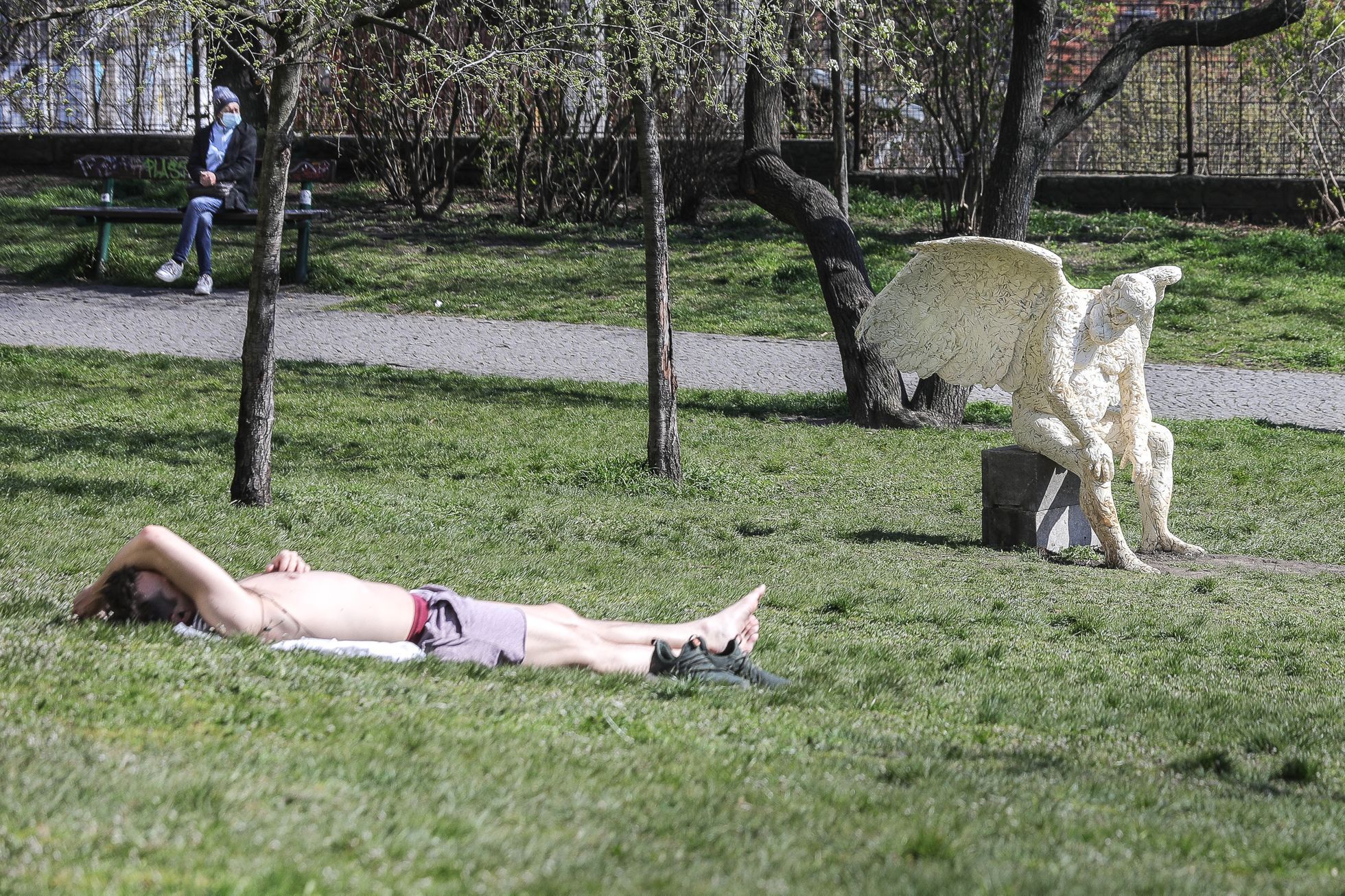 Koronavirus - Češi v parcích, nouzový stav, zákaz shlukování se, neděle, víkend, roušky, jaro, teplo