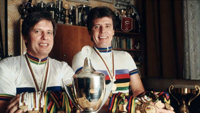 Bratři Jindřich (vlevo) a Jan Pospíšilové se sbírkou dvaceti zlatých medailí z mistrovství světa v kolové.