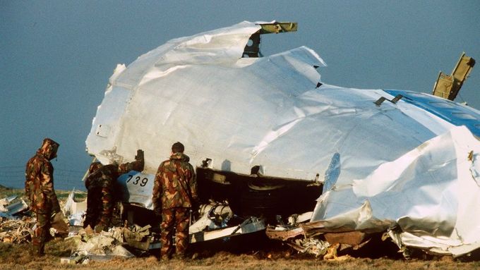 Atentát z 21. prosince 1988 na transatlantickou linku PanAm 103 si vyžádal 270 obětí, z nichž 259 byli pasažéři a posádka letadla a jedenáct obyvatelé skotské vesničky Lockerbie, na kterou stroj dopadl.