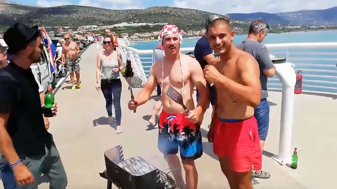 Chorvatsko otevřelo nový most z Trogiru na ostrov Čiovo. Lidé na něm z nadšení i grilují