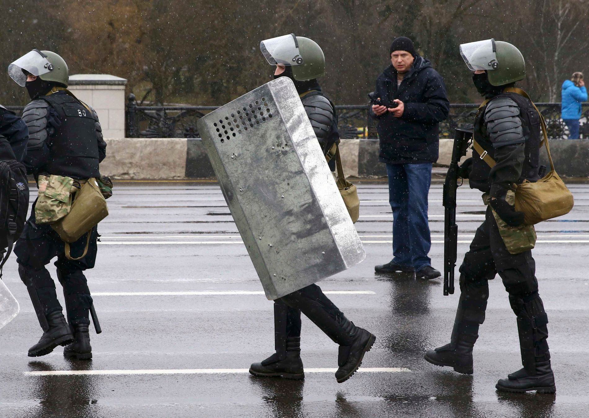 Policie zasáhla proti demonstrantům v Minsku, zatkla desítky lidí