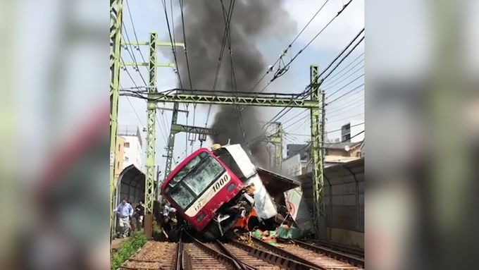 Desítky lidí se zranily při srážce osobního vlaku a nákladního auta v japonské Jokohamě.