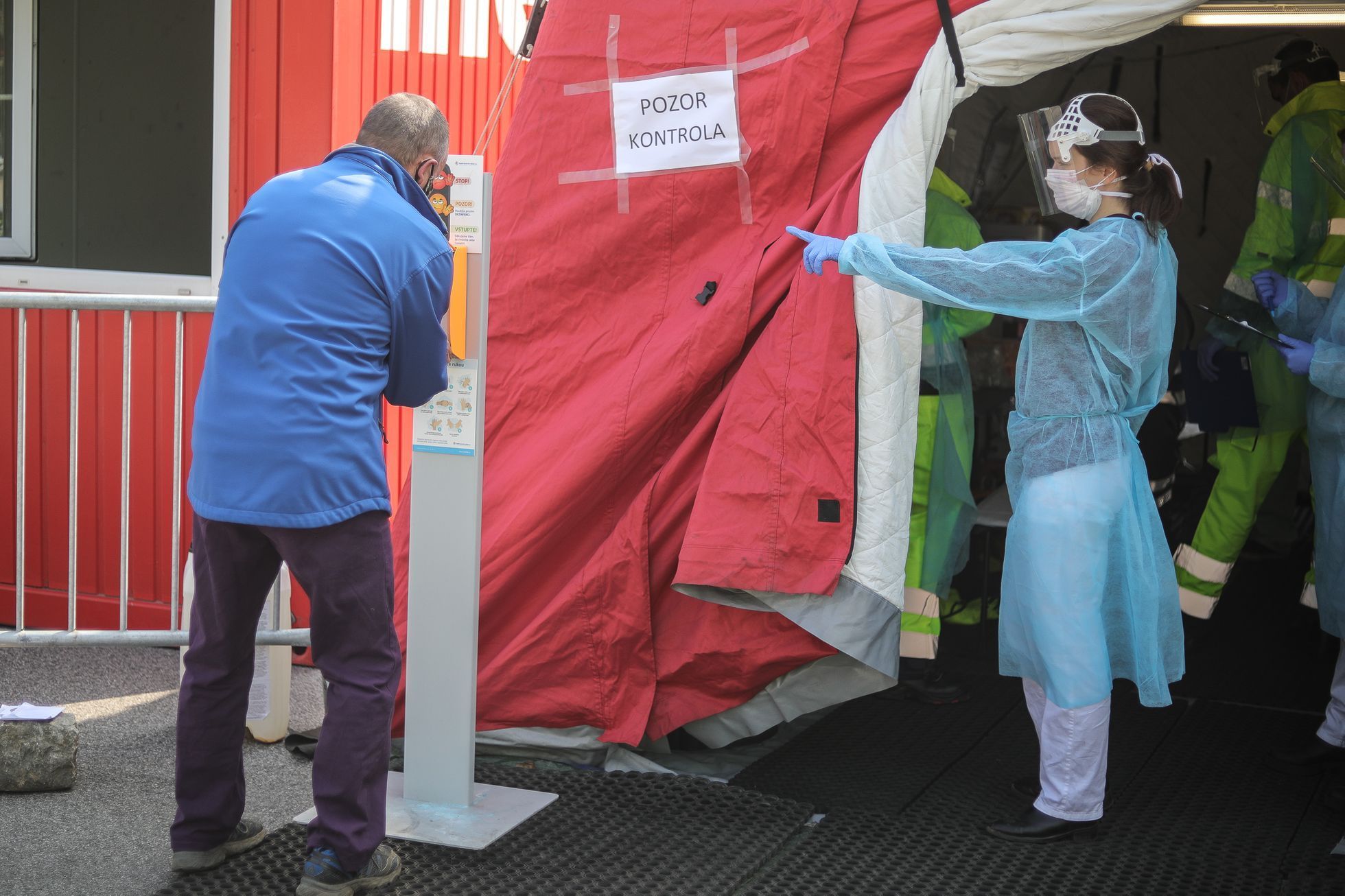 Koronavirus, COVID - Uzavřená Nemocnice Liberec, checkpoint, drive-in kontrola, medik, zdravotník