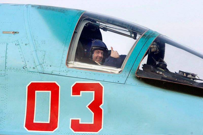 Dmitrij Medveděv jako pilot bombardéru