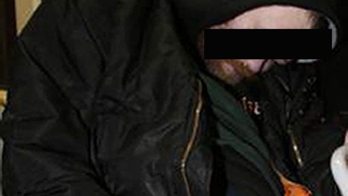 Zastřelený muž (na snímku) měl na sobě černou bundu, tzv. bomber, z pod které vyčnívala zelená mikina s nápisem Budějovická na hrudi.