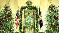 Melania Trumpová v pondělí odhalila vánoční výzdobu Bílého domu, jejím tématem je „Domov je tam, kde je srdce“, což je její první téma od doby, kdy se znovu ujala funkce první dámy.