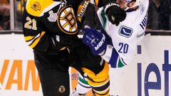 Finále NHL: Boston - Vancouver (Ference, Higgins)