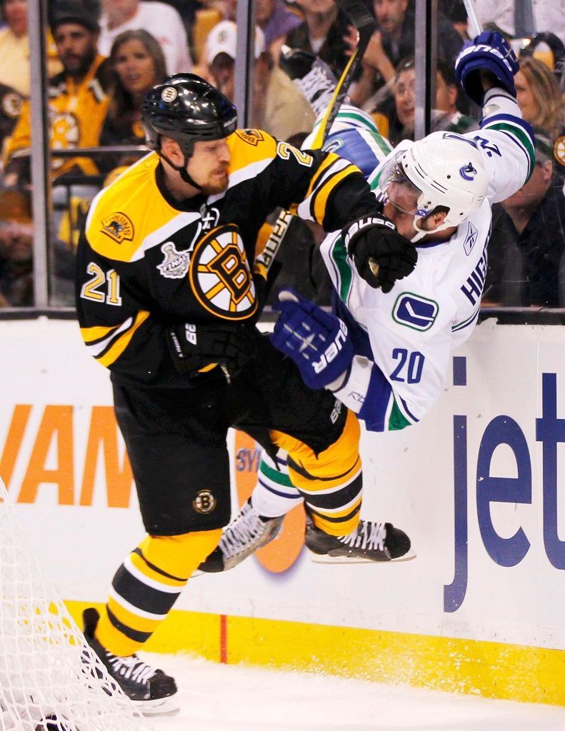 Finále NHL: Boston - Vancouver (Ference, Higgins)