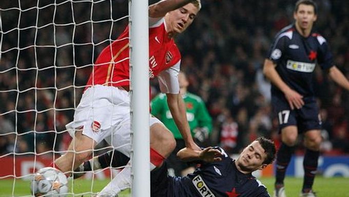 Debakl Slavie podtrhl sedmou brankou Arsenalu Nicklas Bendtner (vlevo). Marně se mu snaží ve skórování zabránit Daniel Pudil.