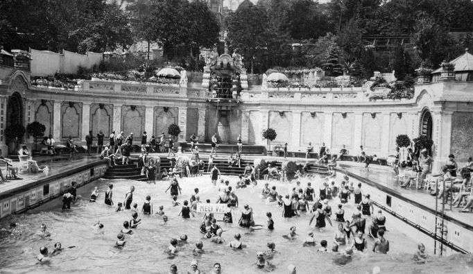 Gellértovy lázně v Budapešti na snímku z roku 1933