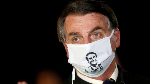 Brazilský prezident má soudem nařízeno, že musí nosit roušku.