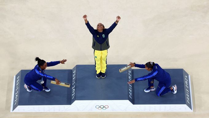 Americké gymnastky vzdávají hold zlaté Brazilce. Bronzová Jordan Chilesová ale o svůj cenný kov nakonec přišla.