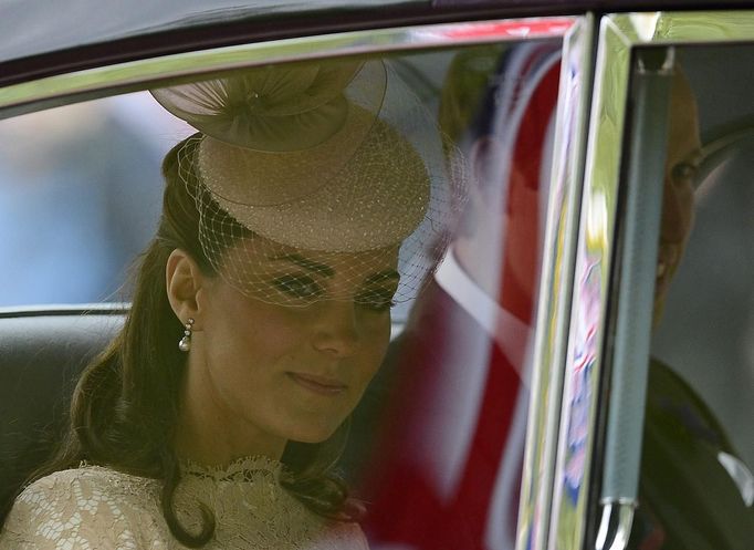 Britain's Catherine, Duchess of Cambridge and Prince William are driven from St James's Palace for a service of thanksgiving to celebrate the Diamond Jubilee of Britain's Queen Elizabeth at St Paul's Cathedral in London June 5, 2012. Four days of nationwide celebrations during which millions of people have turned out to mark the Queen's Diamond Jubilee conclude on Tuesday with a church service and carriage procession through central London. REUTERS/Nigel Roddis (BRITAIN - Tags: ROYALS ENTERTAINMENT SOCIETY ANNIVERSARY) Published: Čer. 5, 2012, 10:28 dop.