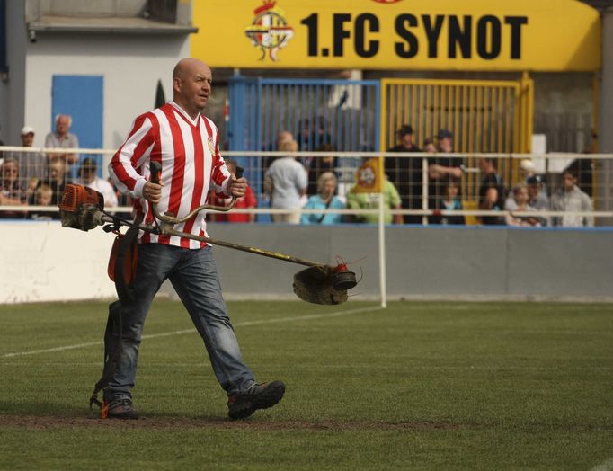 v utkání Slavoj Houslice - Rachna Team během benefice na počest Karla Rachůnka.